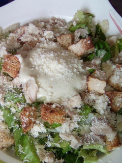 Una foto de Ensalada Cesar con gallina y mayonesa con cilantro