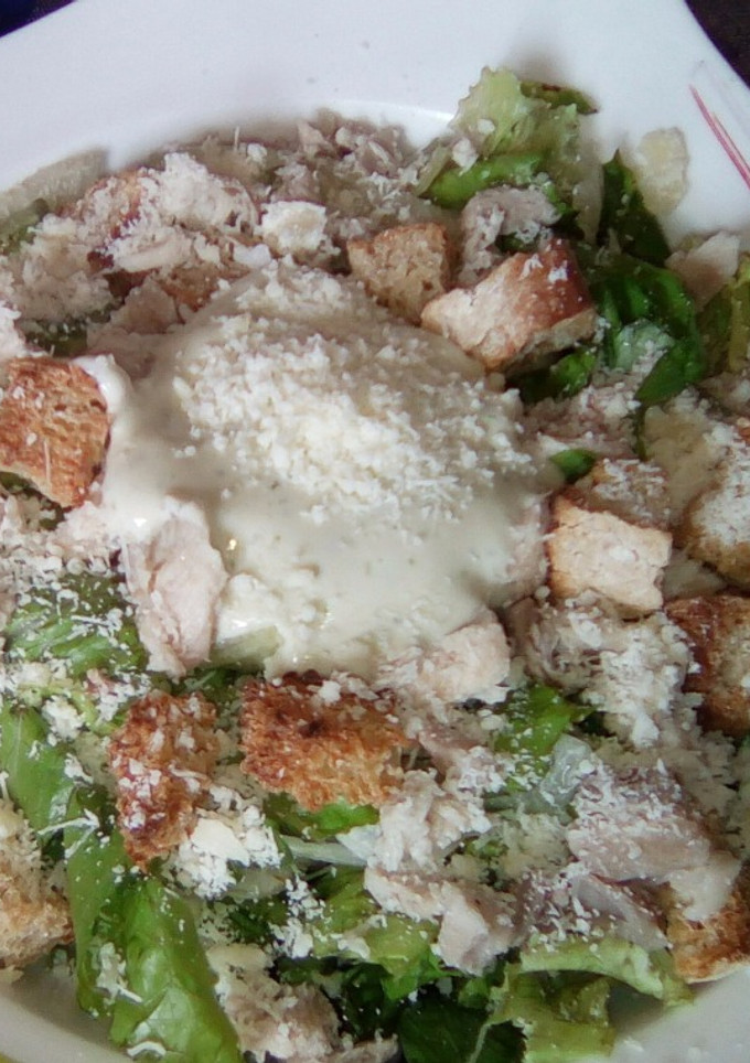 Una foto de Ensalada Cesar con gallina y mayonesa con cilantro