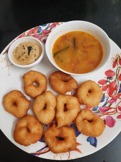 A picture of Medu vada sambar.