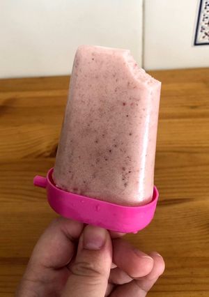 Foto de Gelado de pauzinho de morango e banana