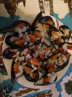 Una foto de Mejillones al vapor con cebolla