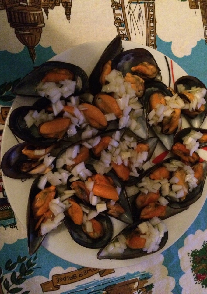 Una foto de Mejillones al vapor con cebolla