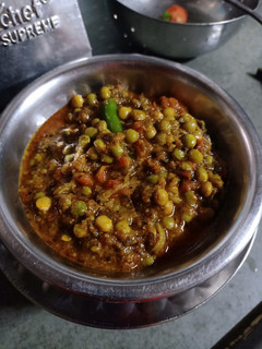 લીલી તુવેર,રીંગણ,ટામેટાનું શાક(Lili tuver, ringan,tameta nu shak recipe in Gujarati) રેસીપી મુખ્ય ફોટો