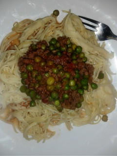 A picture of Spaghetti, minced meat and peas stew.