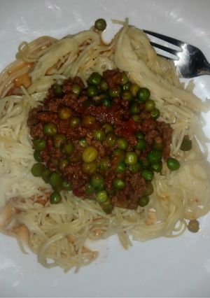 A picture of Spaghetti, minced meat and peas stew.