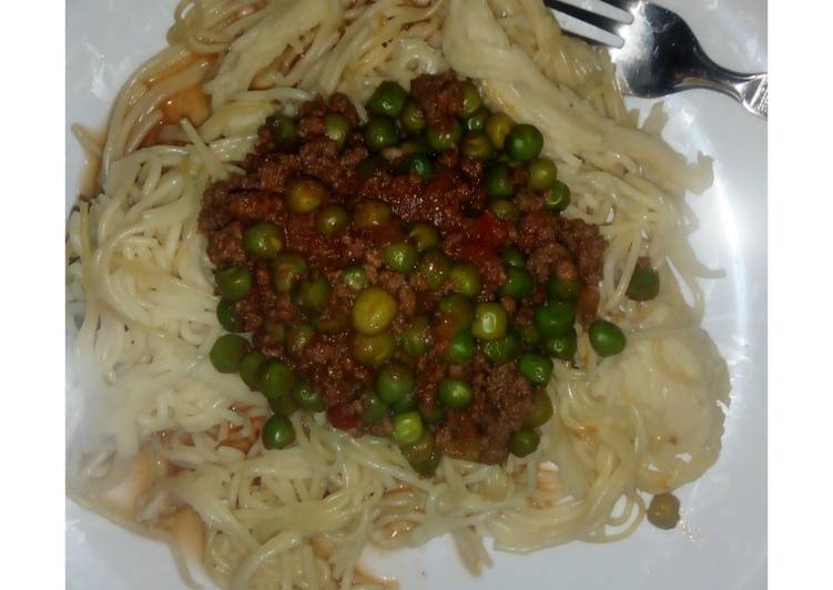 Spaghetti, minced meat and peas stew