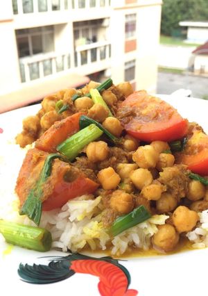 A picture of Chickpea And Tomato In Turmeric Sauce.
