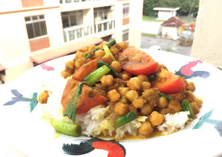Chickpea And Tomato In Turmeric Sauce