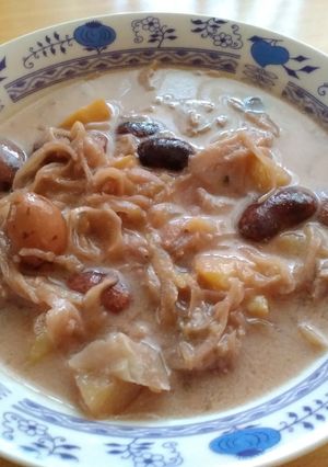Una foto de Sopa de habichuelas / frijoles con chucrut (col ácida)
