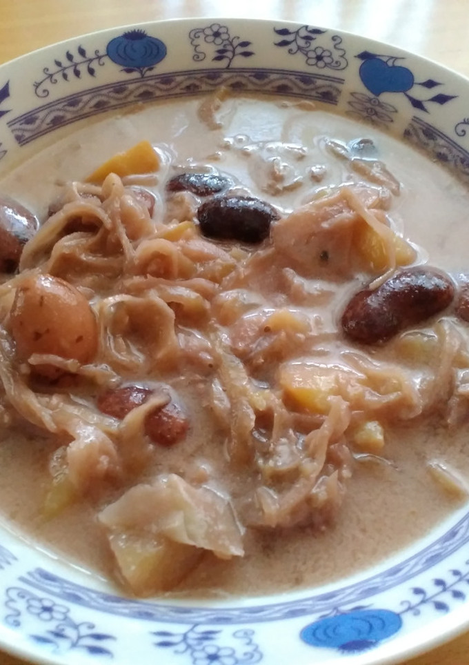 Una foto de Sopa de habichuelas / frijoles con chucrut (col ácida)