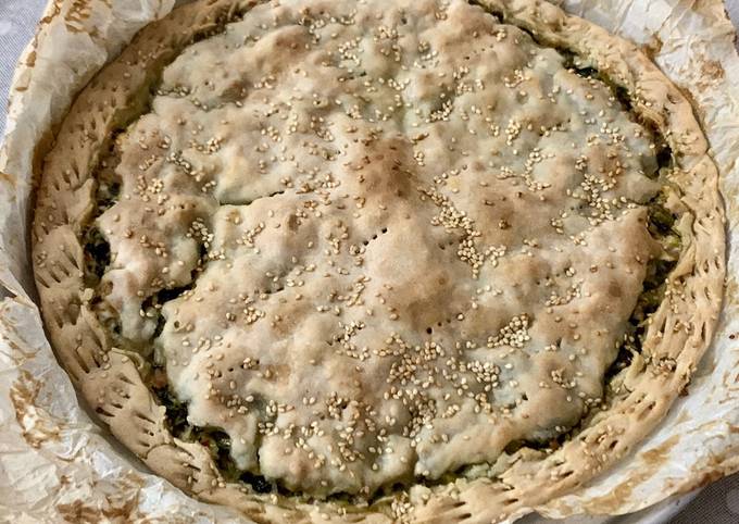 Torta salata senza glutine con cime di rapa, salsiccia e stracchino