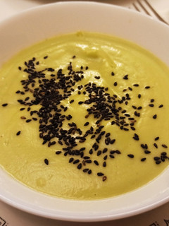 Una foto de Crema fría de aguacate y pepino