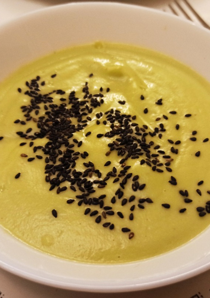 Una foto de Crema fría de aguacate y pepino