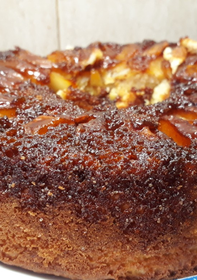 Una foto de Torta de manzanas y peras invertida