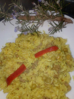 Una foto de Arroz con cúrcuma ycarne
