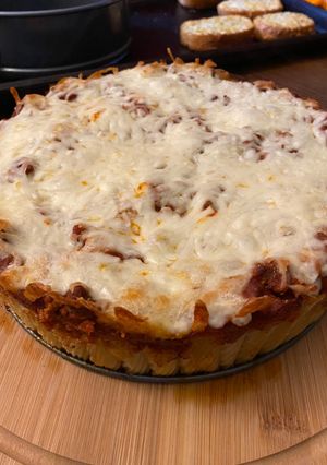 A picture of Rigatoni pasta pie.