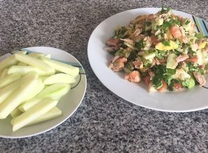 Una foto de Ensalada de atún y fruta