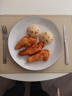Una foto de Suprema de pollo con Arroz Chaufán