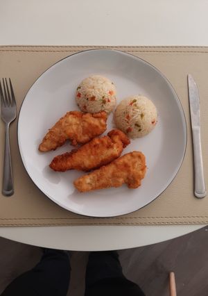 Una foto de Suprema de pollo con Arroz Chaufán