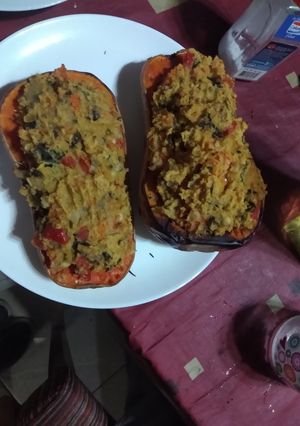 Una foto de Zapallo relleno de garbanzos y verduras vegano