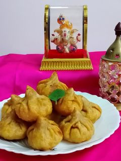 पनीर नारळाचे मोदक (paneer naral modak recipe in marathi) रेसिपी चे मुख्य फोटो