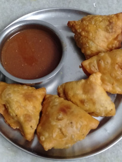 મિક્સ વેજિટેબલ સમોસા (Mix vegetable samosa recipe in Gujarati) રેસીપી મુખ્ય ફોટો