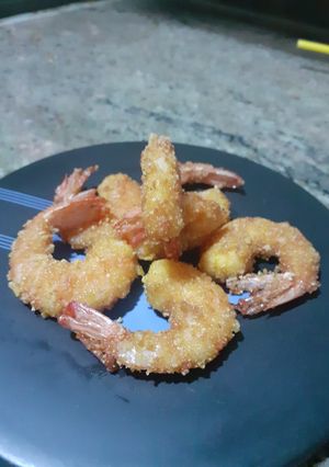 Una foto de Gambas rebozadas con patatas fritas de bolsa🍤
