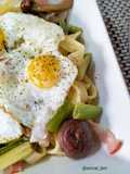 Tagliatelle con setas, ajos tiernos, bacon y huevos de codorniz
