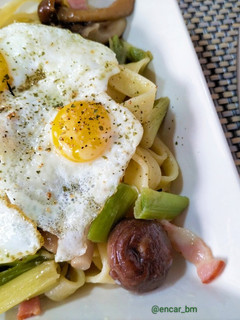 Una foto de Tagliatelle con setas, ajos tiernos, bacon y huevos de codorniz