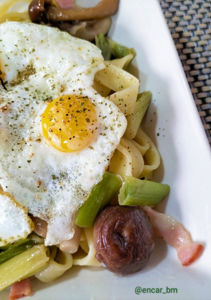 Una foto de Tagliatelle con setas, ajos tiernos, bacon y huevos de codorniz