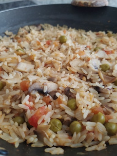 Una foto de 🥘 Arroz con champiñones y guisantes
