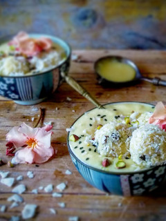 Una foto de Crema de coco y mango con bolitas de cuscús,