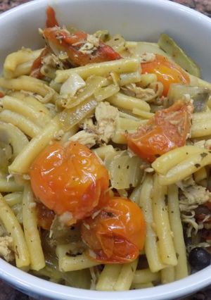 Una foto de Fideos de zanahoria con cherry explotados y pollo al wok
