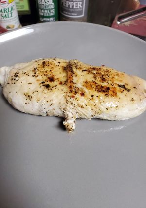 Una foto de Milanesa de pollo rellena de jamón y queso