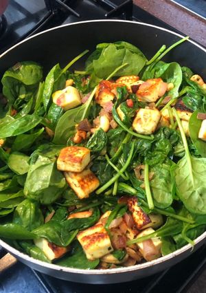 A picture of Saag paneer.