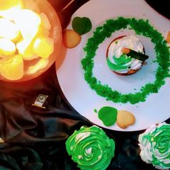 A picture of Pakistan theme cupcakes.