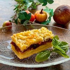 A picture of Apricot Cookie Cake.