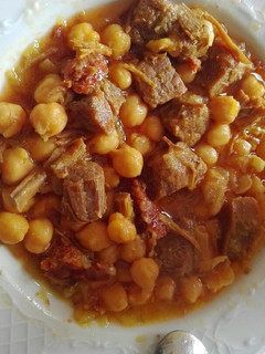 Una foto de Carne con garbanzos