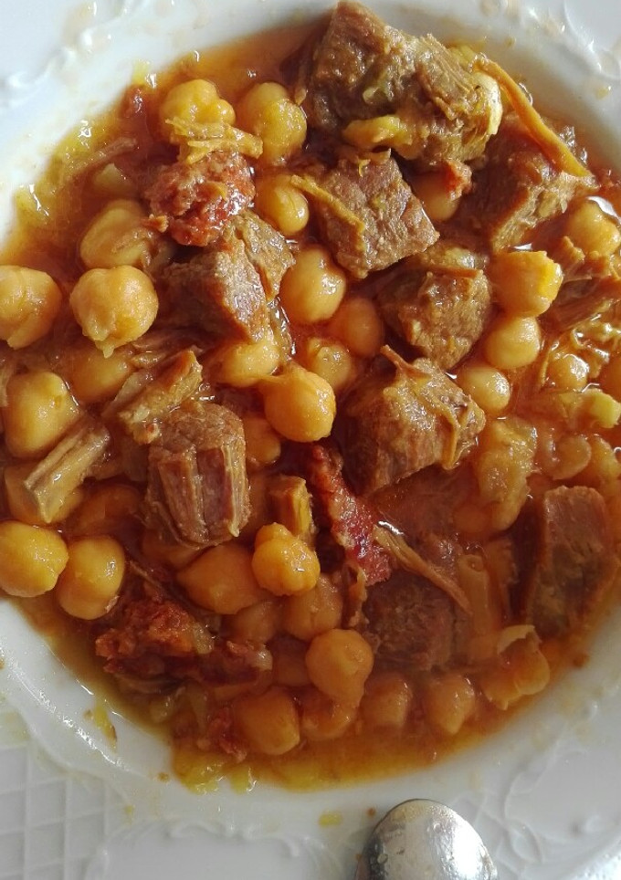 Una foto de Carne con garbanzos
