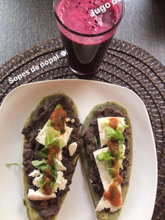 Una foto de Sopes de nopal