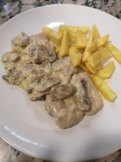 Una foto de Pollo con salsa de champiñones