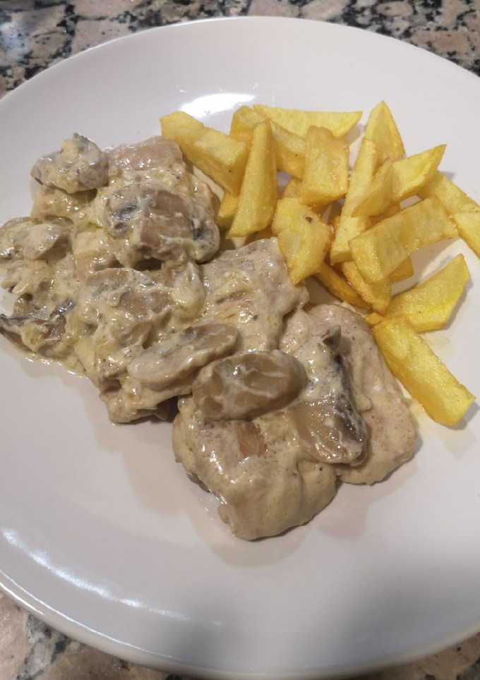 Una foto de Pollo con salsa de champiñones
