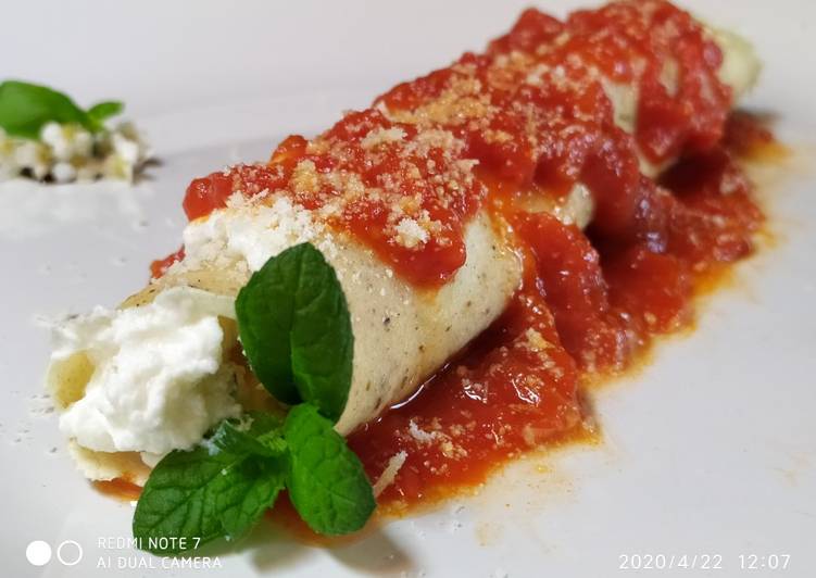 Crespella di grano saraceno ricotta e menta,con salsa di pomodor