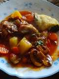Lengua en salsa con papas y zanahorias