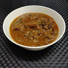A picture of Naatu kozhi kulambu (Country chicken curry).