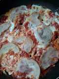 Des œufs avec tomate et salami turc