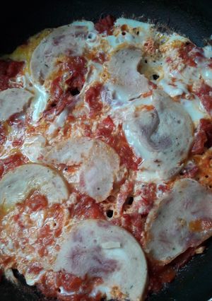 Une photo de Des œufs avec tomate et salami turc