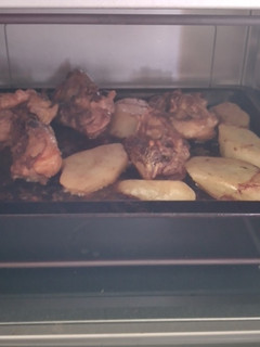 Una foto de Pollo horneado, al vino blanco