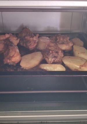 Una foto de Pollo horneado, al vino blanco