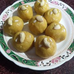 A picture of Besan ladoo.